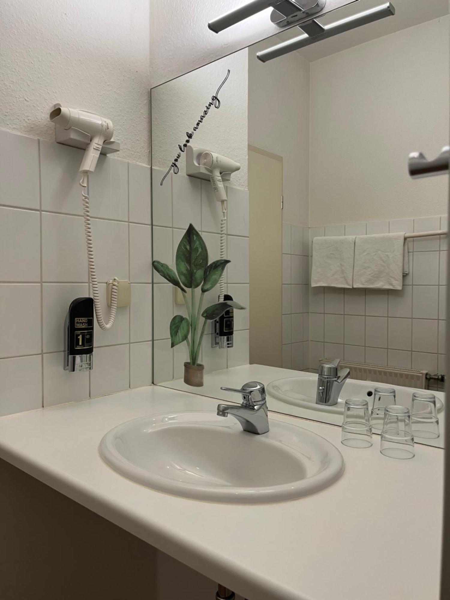 Hotel Schwarzer Baer Ганновер Экстерьер фото